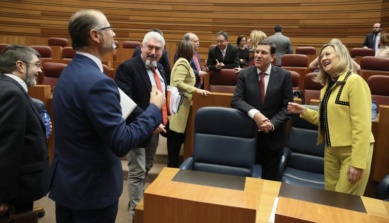 El consejero Fernández Carriedo y la entonces consejera de Economía y Hacienda, Pilar del Olmo, con Luis Fuentes y José Ignacio Delgado, procuradores de Cs, partido que apoyó los presupuestos del gobierno del PP la legislatura pasada.