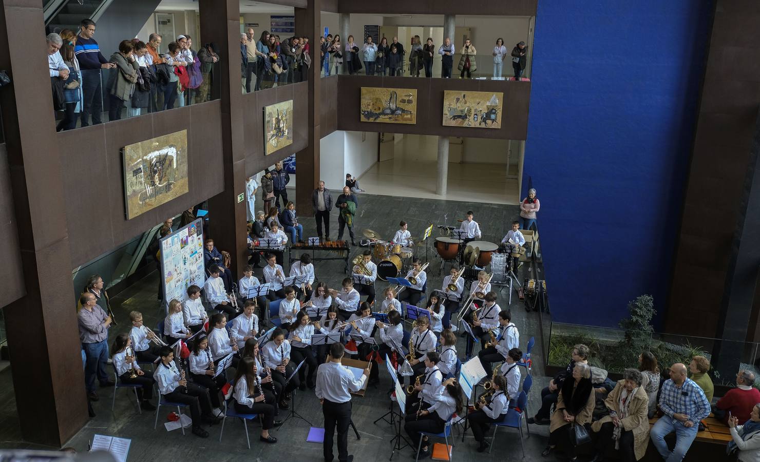 Enfermos, familiares, sanitarios y trabajadores del centro hospitalario disfrutaron de un emotivo repertorio en el hall de entrada del hospital