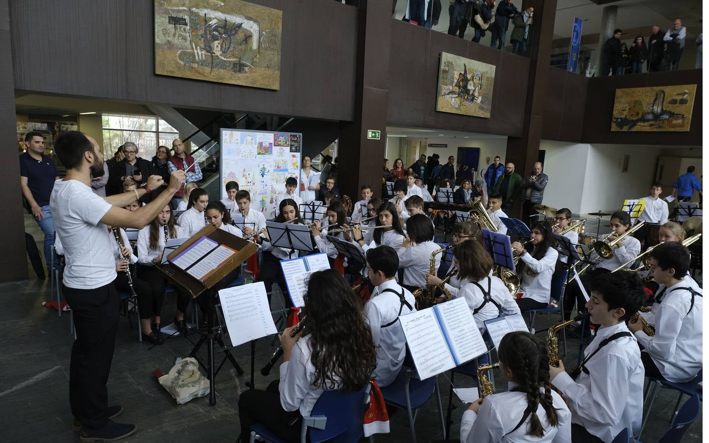 Enfermos, familiares, sanitarios y trabajadores del centro hospitalario disfrutaron de un emotivo repertorio en el hall de entrada del hospital