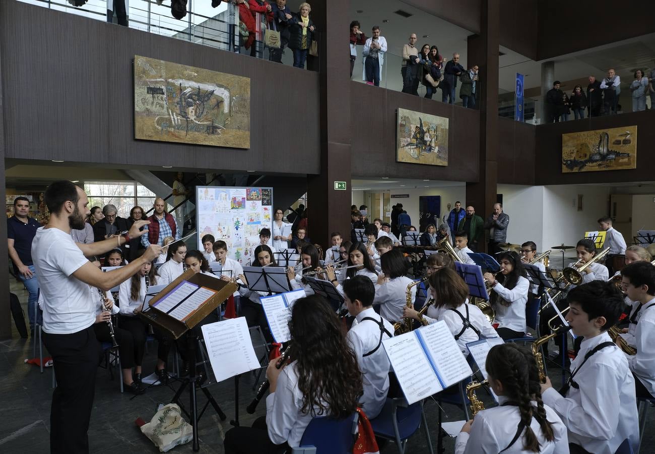 Enfermos, familiares, sanitarios y trabajadores del centro hospitalario disfrutaron de un emotivo repertorio en el hall de entrada del hospital