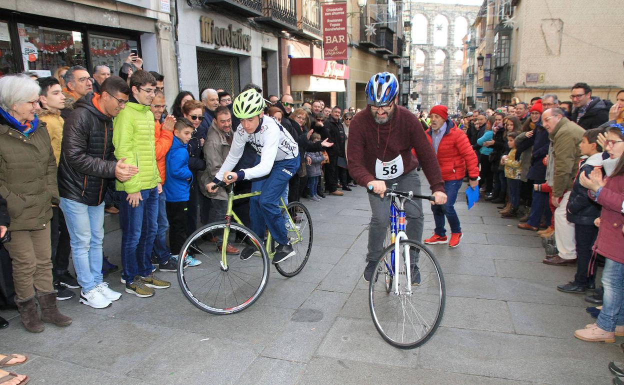 Dos de los participantes, durante la pasada edición de la Carrera del Pavo.