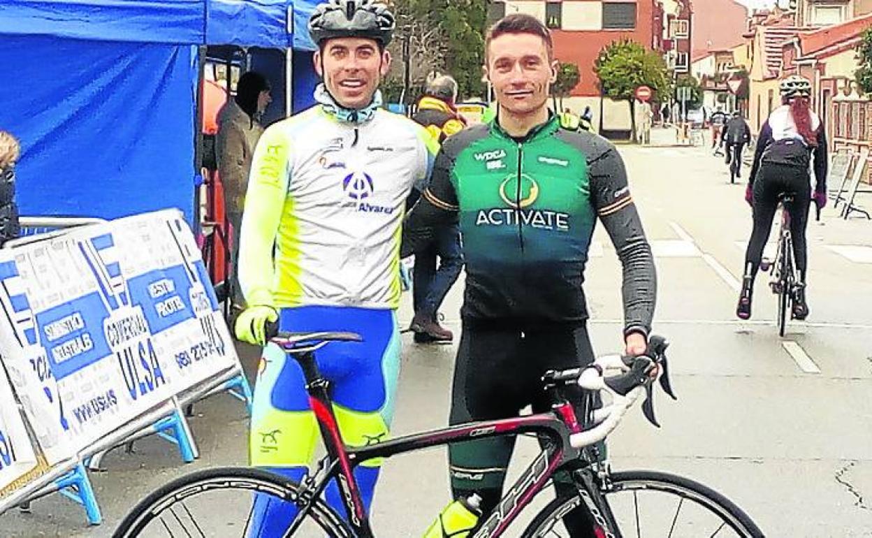 Pablo Castellano y Daniel Álvarez posan en la meta en Laguna. 