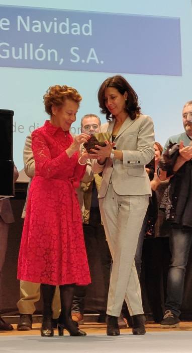 María Teresa Rodríguez Sainz-Rozas, presidenta honorífica de Galletas Gullón, recibe de manos de su hija un reconocimiento por parte de los empleados, el viernes pasado. 