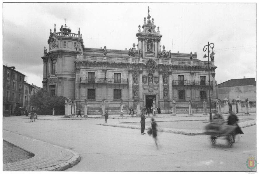 Fachada del edificio histórico de la Universidad de Valladolid en los años 50 del siglo pasado. En su esquina se aprecia la torre del observatorio, uno de los elementos hoy desaparecido.