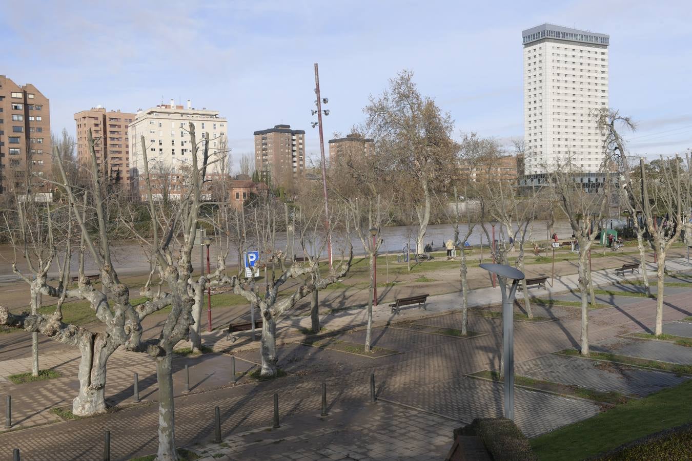 Tras desbordarse el domingo, este martes pasa por la ciudad con un caudal de 644,56 metros cúbicos por segundo y un nivel de 2,32 metros