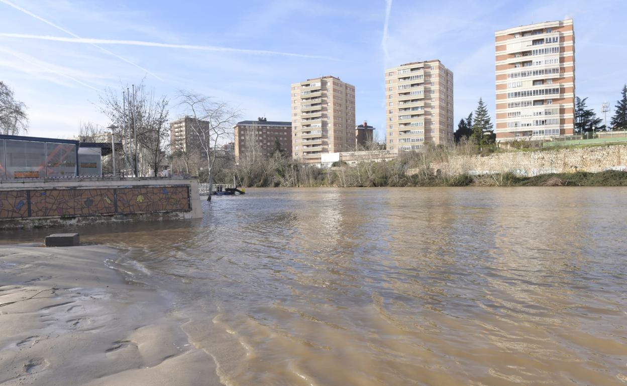 El caudal del Pisuerga empieza a normalizarse en Valladolid.