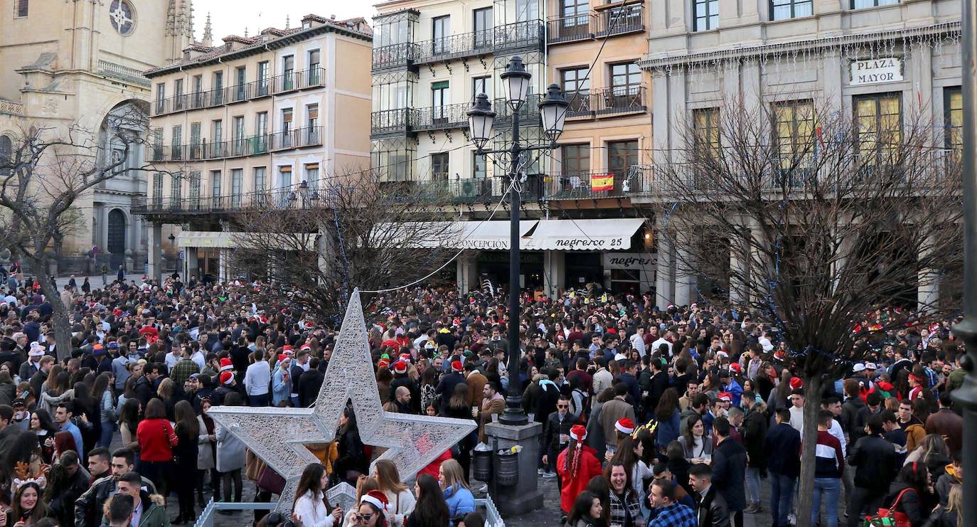 Miles de personas celebran la Tardebuena en la Plaza Mayor de Segovia.