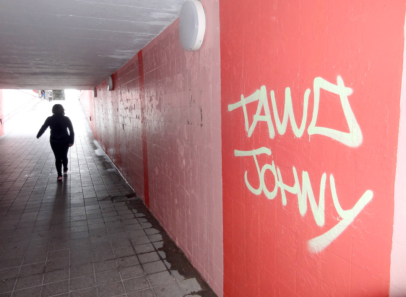 Los pasos de San Isidro, Arco de Ladrillo y Labradores ya presentan pintadas en mayor o menor medida después de su arreglo. 