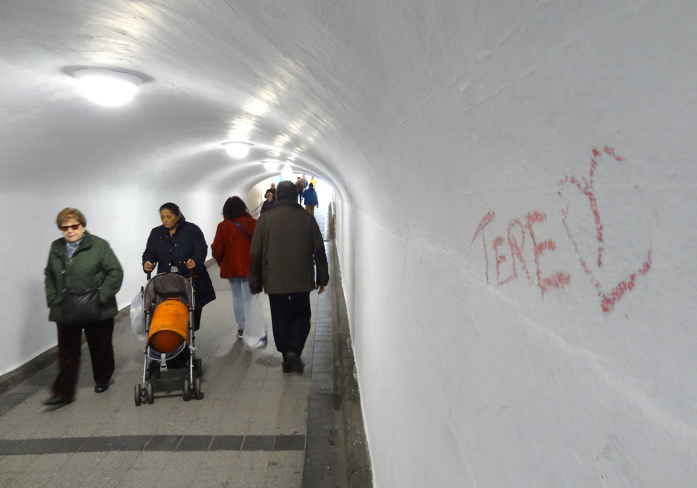 Los pasos de San Isidro, Arco de Ladrillo y Labradores ya presentan pintadas en mayor o menor medida después de su arreglo. 