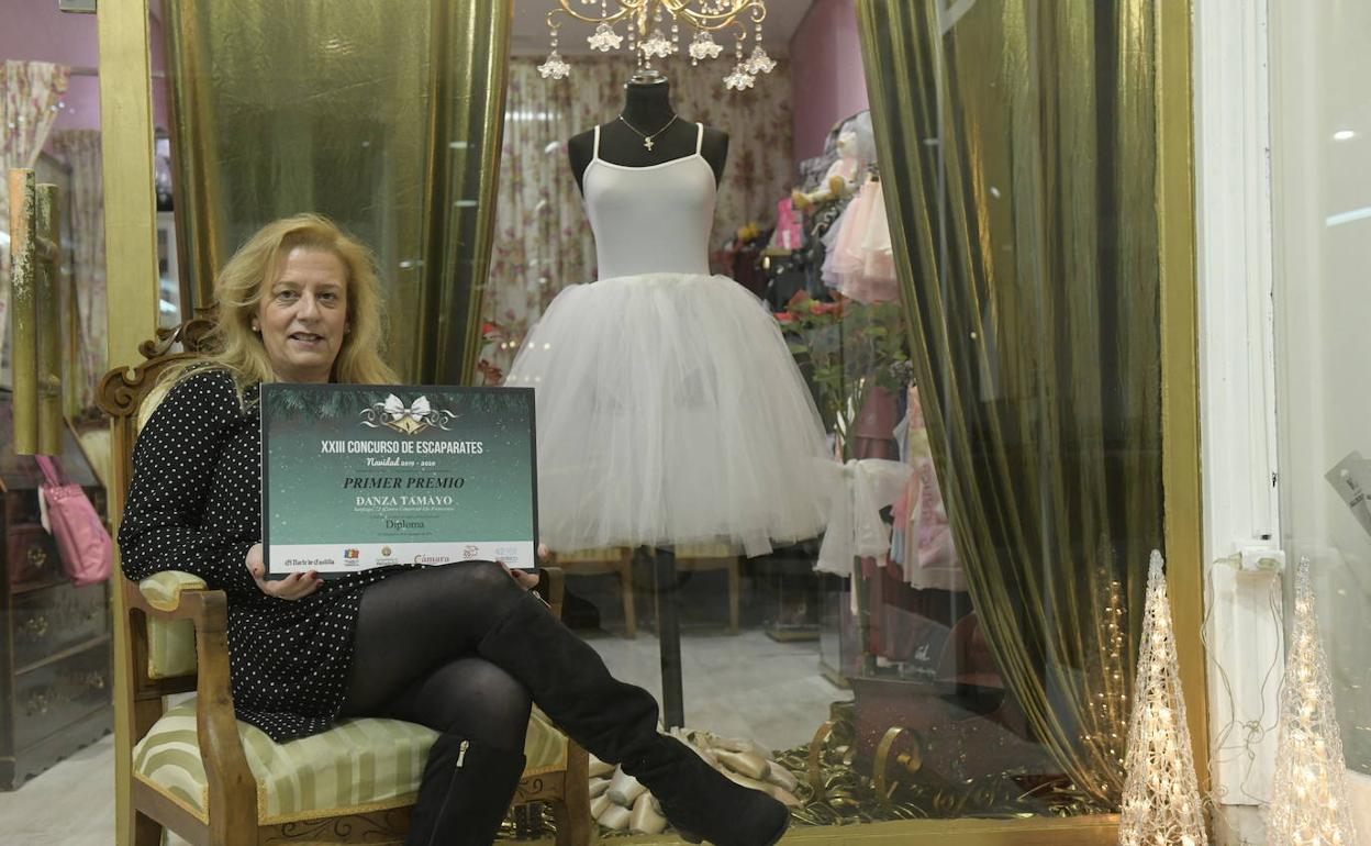 Begoña Alonso, en el escaparate de Danzas Tamayo. 