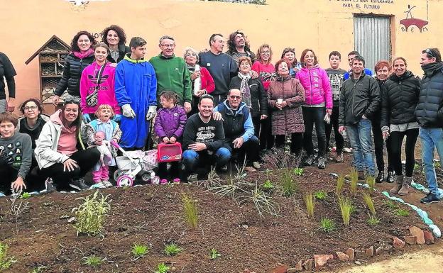 Los vecinos de la ciudad posan ante una de las zonas recuperadas.