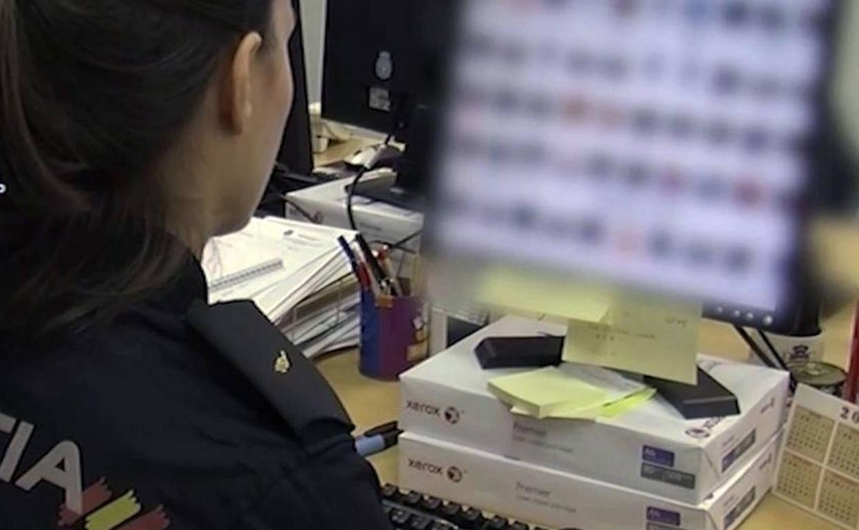 Una agente consulta en Internet unos archivos de contenido pedófilo. 