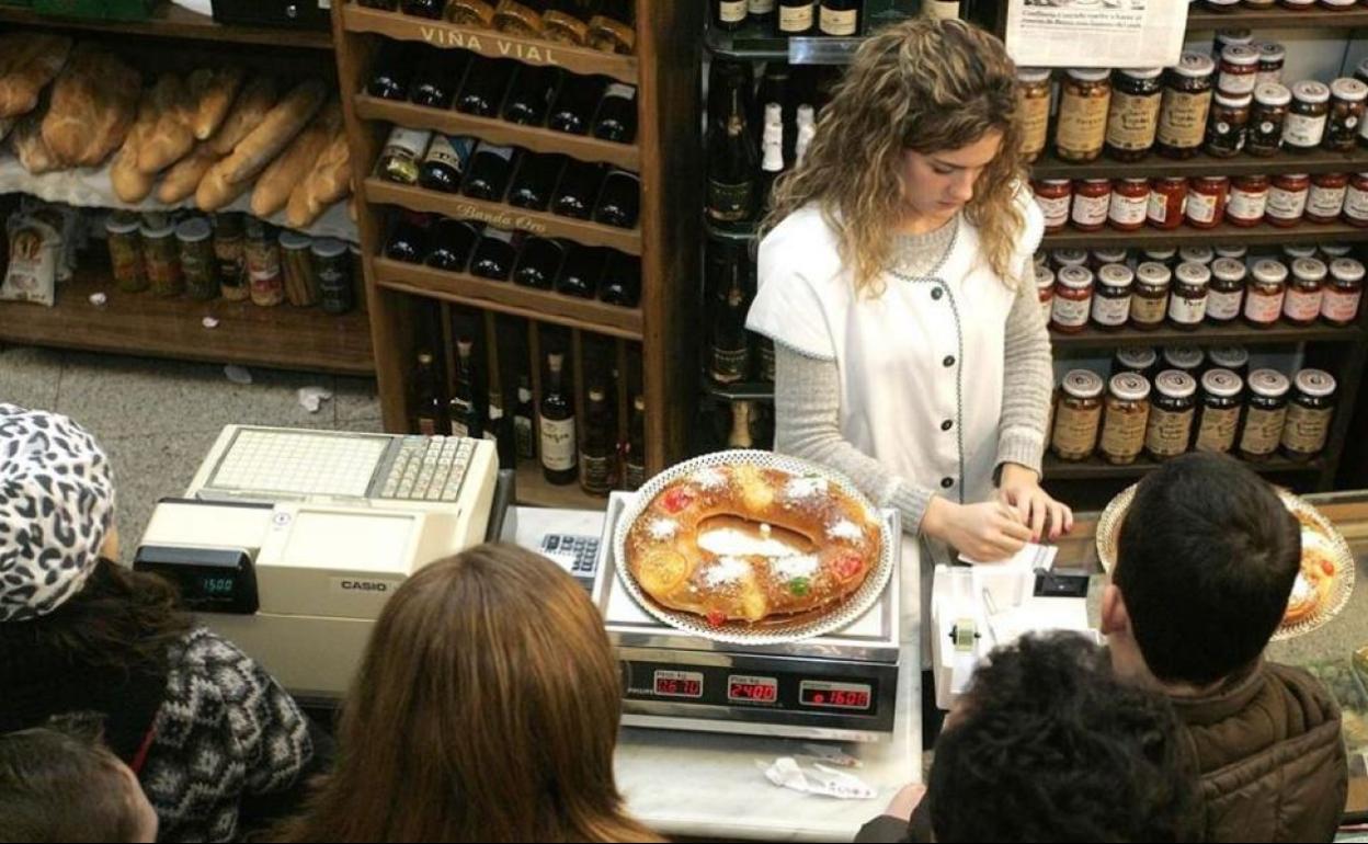 Un grupo de clientes adquieren un roscón en la confitería Conrado, en La Bañeza.