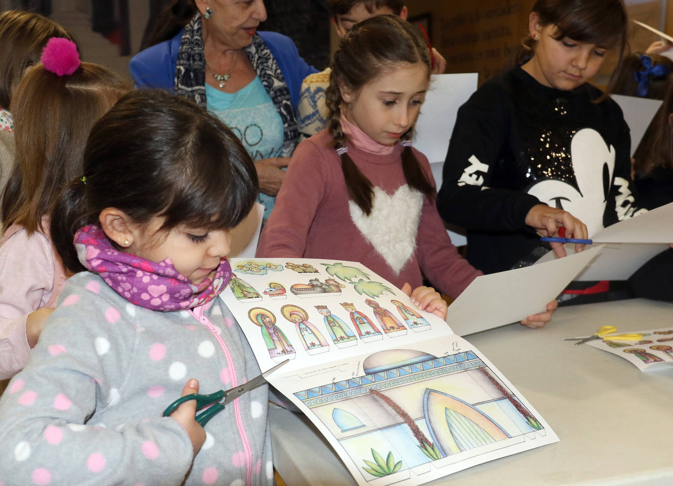 La Asociación Belenista de Valladolid ha impulsado este viernes 27 de diciembre un taller navideño llamado 'Monta tu belén' en el que los niños se han involucrado con entusiasmo.