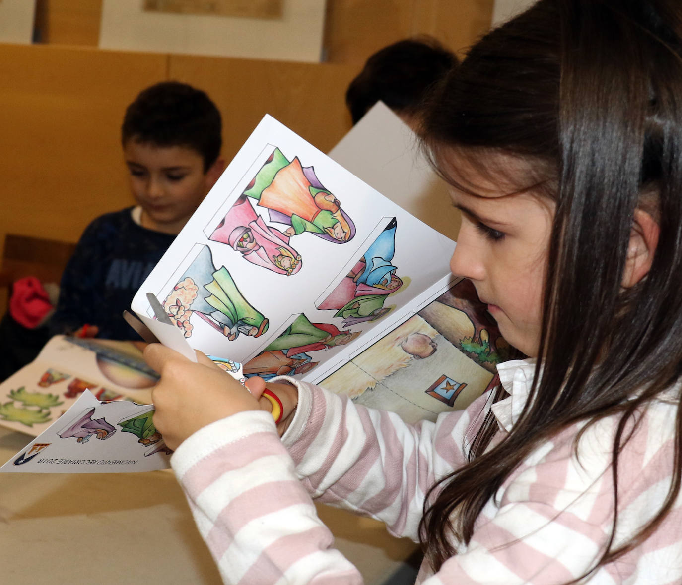 La Asociación Belenista de Valladolid ha impulsado este viernes 27 de diciembre un taller navideño llamado 'Monta tu belén' en el que los niños se han involucrado con entusiasmo.