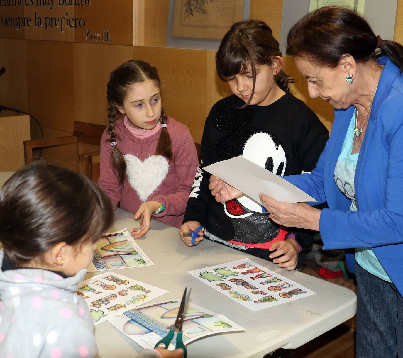 La Asociación Belenista de Valladolid ha impulsado este viernes 27 de diciembre un taller navideño llamado 'Monta tu belén' en el que los niños se han involucrado con entusiasmo.