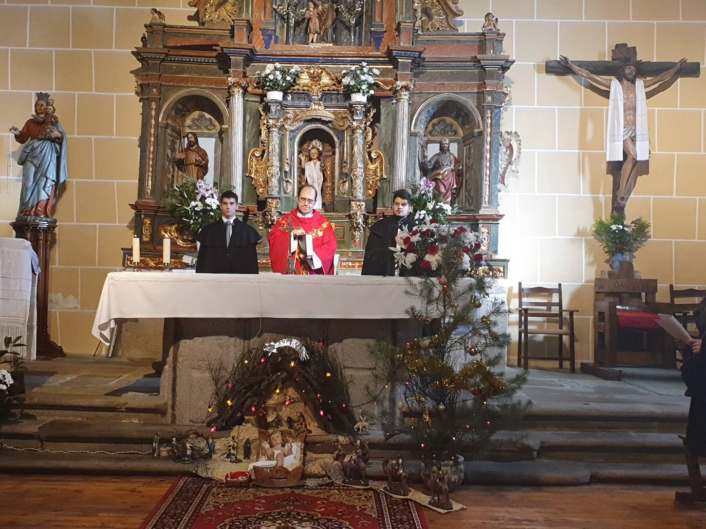 El día 26 de diciembre, festividad de San Esteban, tiene un significado especial en El Cabaco, ya que desde antiguo es el día reservado para celebrar la Fiesta de los Mozos, una celebración que se inicia el día antes, cuando los jóvenes, sólo chicos, salen a cantar por la noche.