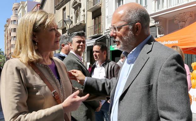 Pilar del Olmo charla con Francisco Igea durante la campaña electoral del 26-M