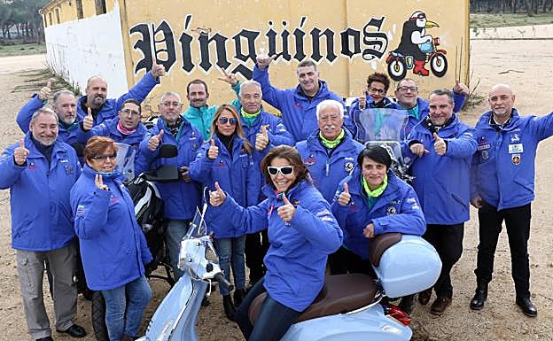 Miembros del club Turismoto, en la sede de Pingüinos, que ya empieza a tomar forma a dos semanas de la inauguración. 