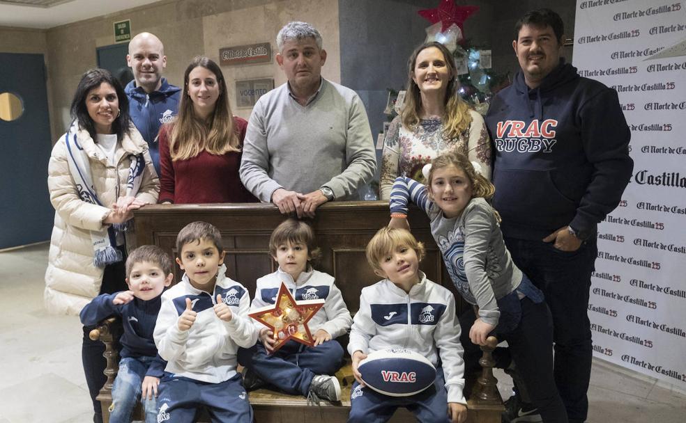 Tres de las cuatro familias que viajarán a Lisboa, acompañadas de su entrenador Santiago Peña (centro). Los adultos, de izquierda a derecha: Inés, Juan Manuel, Rocío, Santiago, Elena y Ramón. Los niños, de izquierda a derecha: Miguel y Diego Olcese, Miguel Aguerrea y Rodrigo y Mercedes Fernández.