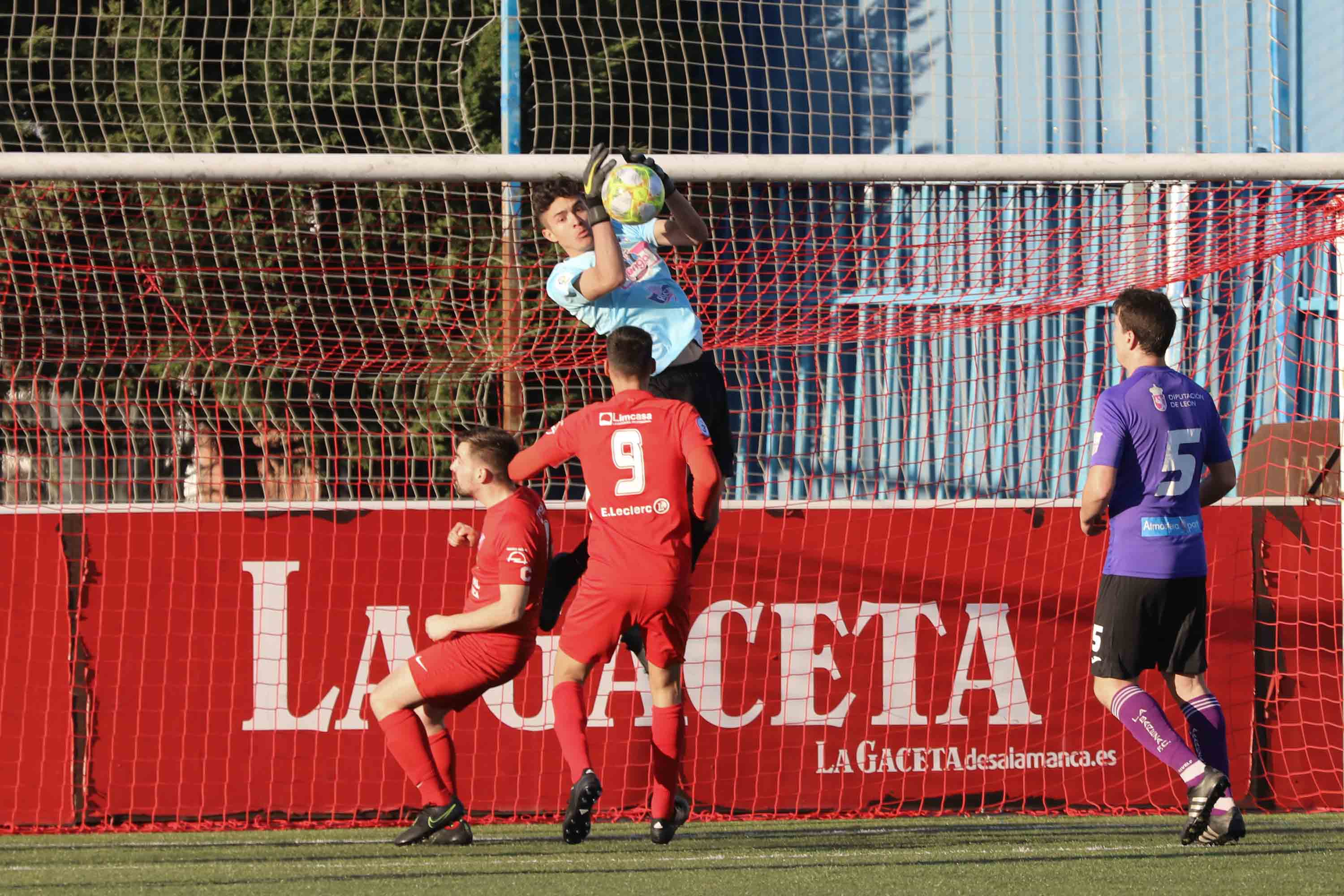 Fotos: La falta de gol impide la victoria del Santa Marta ante La Bañeza