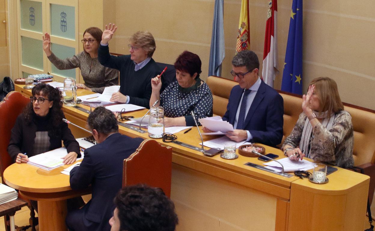 El equipo de gobierno vota durante uno de los puntos del pleno del mes de diciembre. 