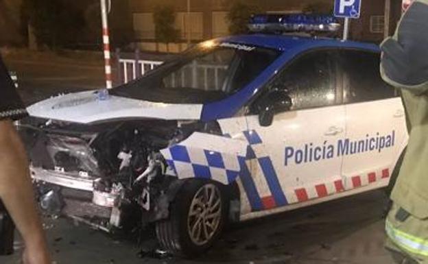Daños en la patrulla que fue embestida por los ladrones.