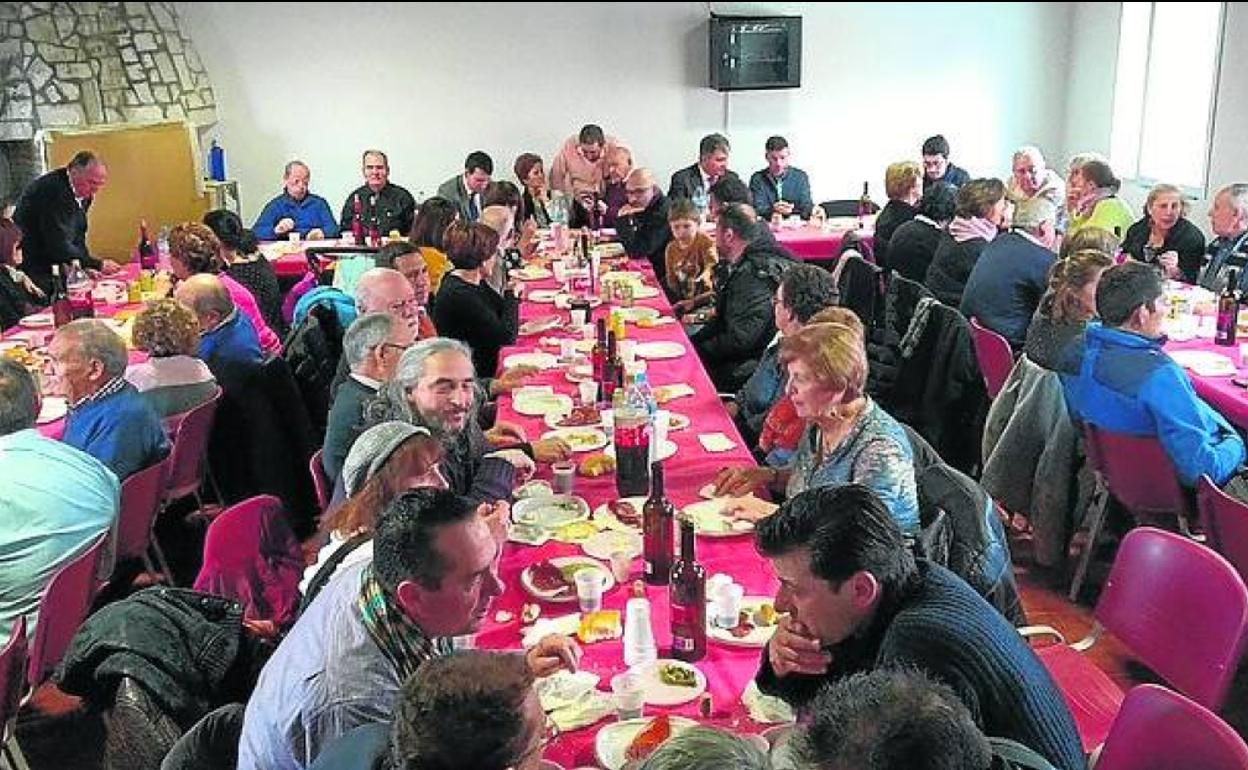 Los vecinos de Santibáñez, en la comida de hermandad. 