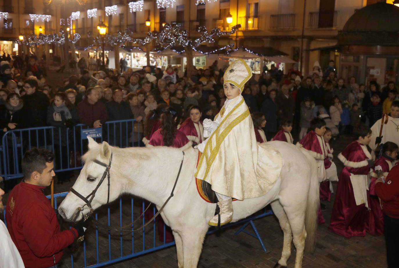 Carlos Martínez, de once años, realizó sus peticiones al Ayuntamientoen una tradición que se remonta al siglo XIII