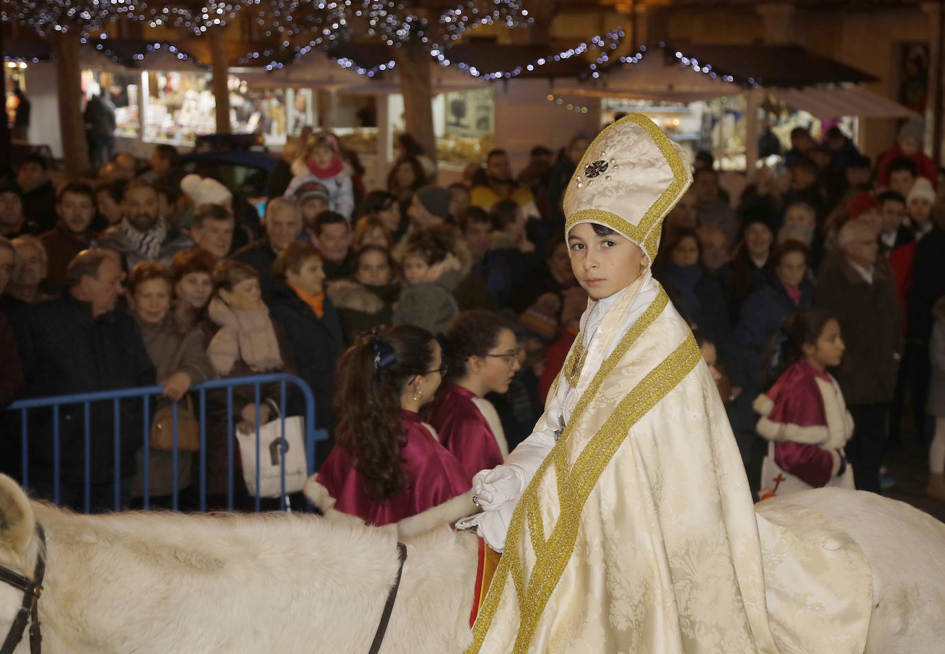 Carlos Martínez, de once años, realizó sus peticiones al Ayuntamientoen una tradición que se remonta al siglo XIII