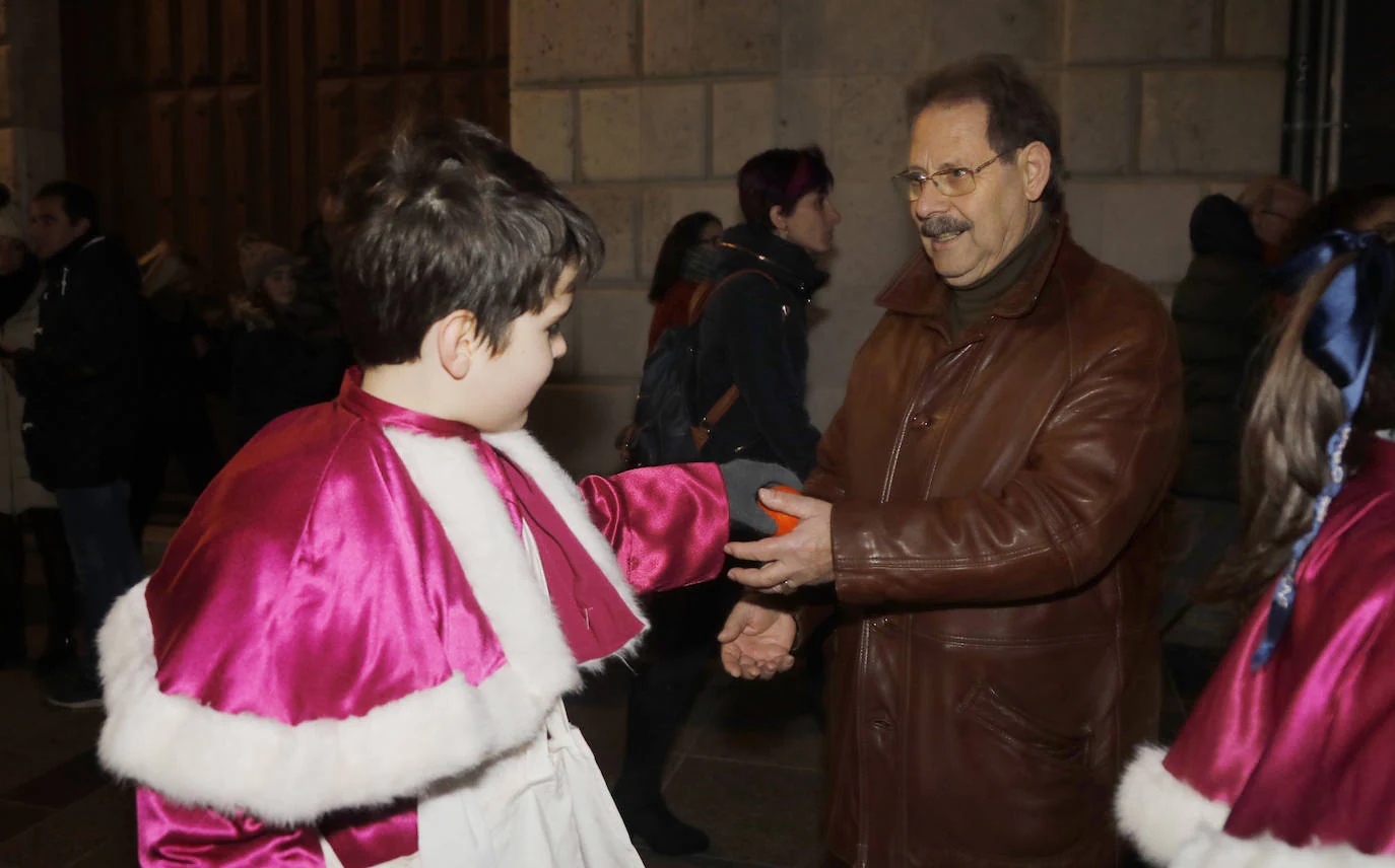 Carlos Martínez, de once años, realizó sus peticiones al Ayuntamientoen una tradición que se remonta al siglo XIII