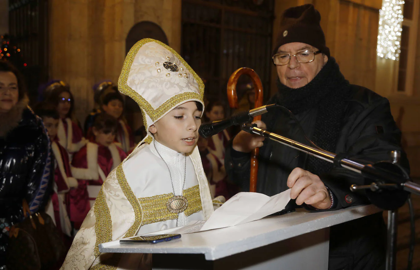 Carlos Martínez, de once años, realizó sus peticiones al Ayuntamientoen una tradición que se remonta al siglo XIII