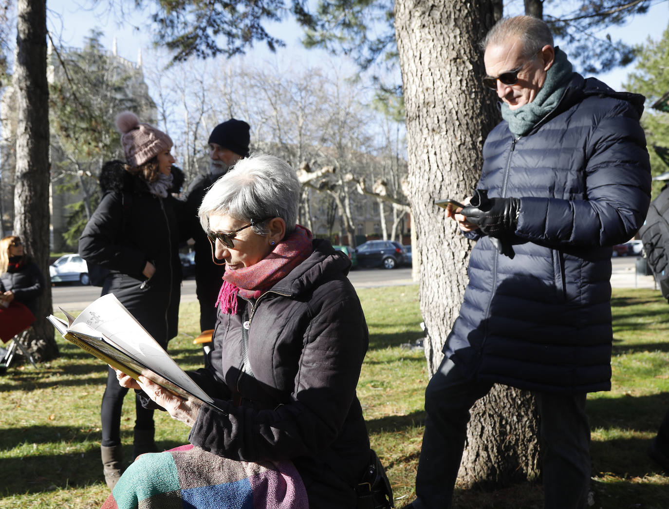 Medio centenar de palentinos llevan a cabo una original reclamación en una iniciativa del novelista Abbé Nozal. 