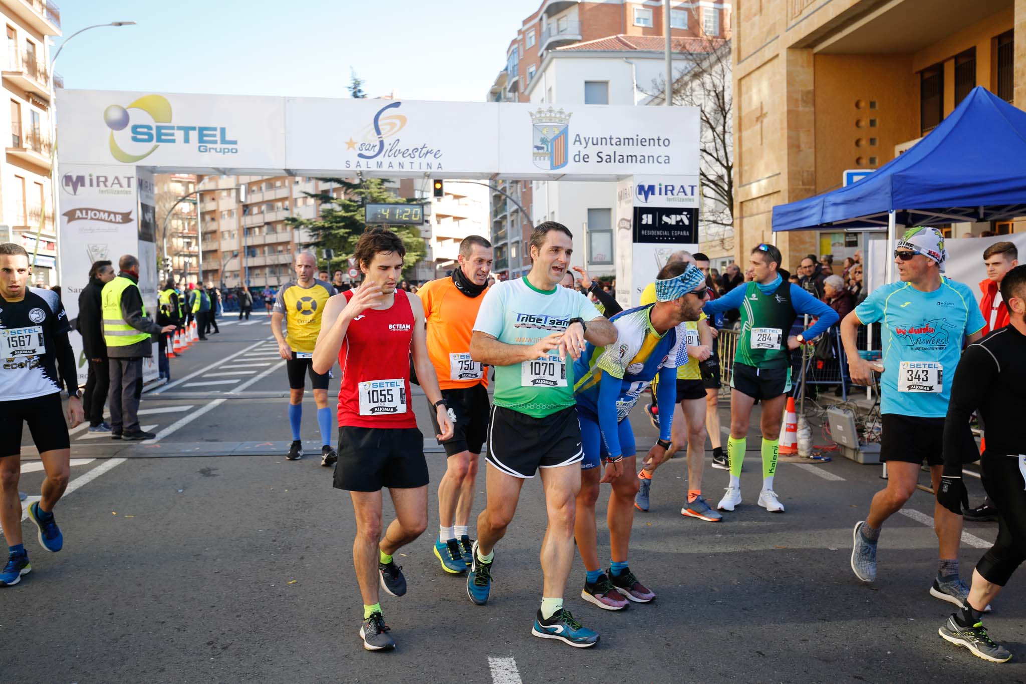 La XXXVI edición de la San Silvestre llena de color las calles de la ciudad con más de 7.700 participantes, donde los más atrevidos lucieron curiosos disfraces donde no faltaron los motivos navideños