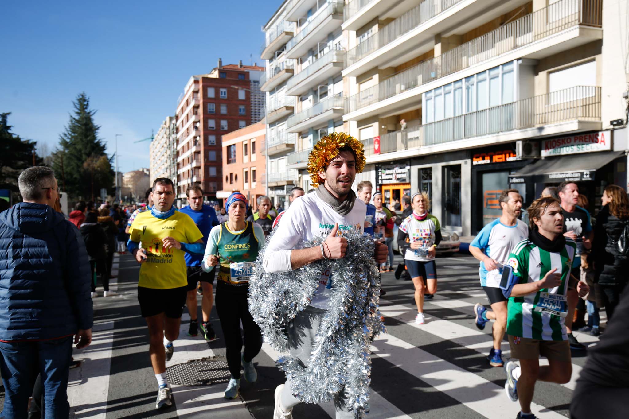 La XXXVI edición de la San Silvestre llena de color las calles de la ciudad con más de 7.700 participantes, donde los más atrevidos lucieron curiosos disfraces donde no faltaron los motivos navideños