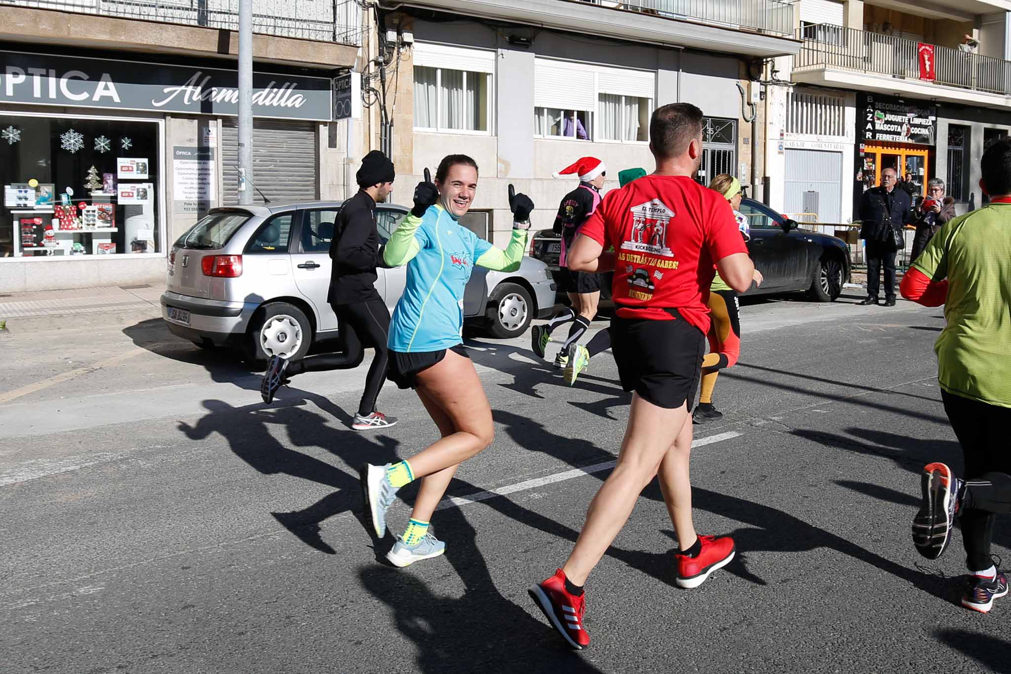 La XXXVI edición de la San Silvestre llena de color las calles de la ciudad con más de 7.700 participantes, donde los más atrevidos lucieron curiosos disfraces donde no faltaron los motivos navideños