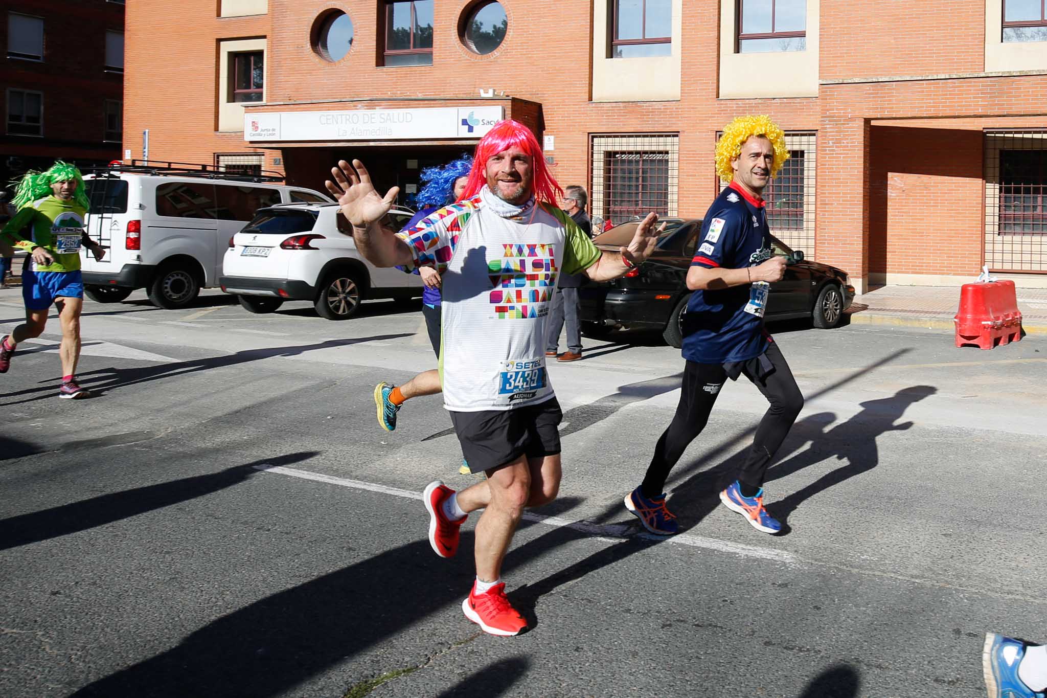 La XXXVI edición de la San Silvestre llena de color las calles de la ciudad con más de 7.700 participantes, donde los más atrevidos lucieron curiosos disfraces donde no faltaron los motivos navideños