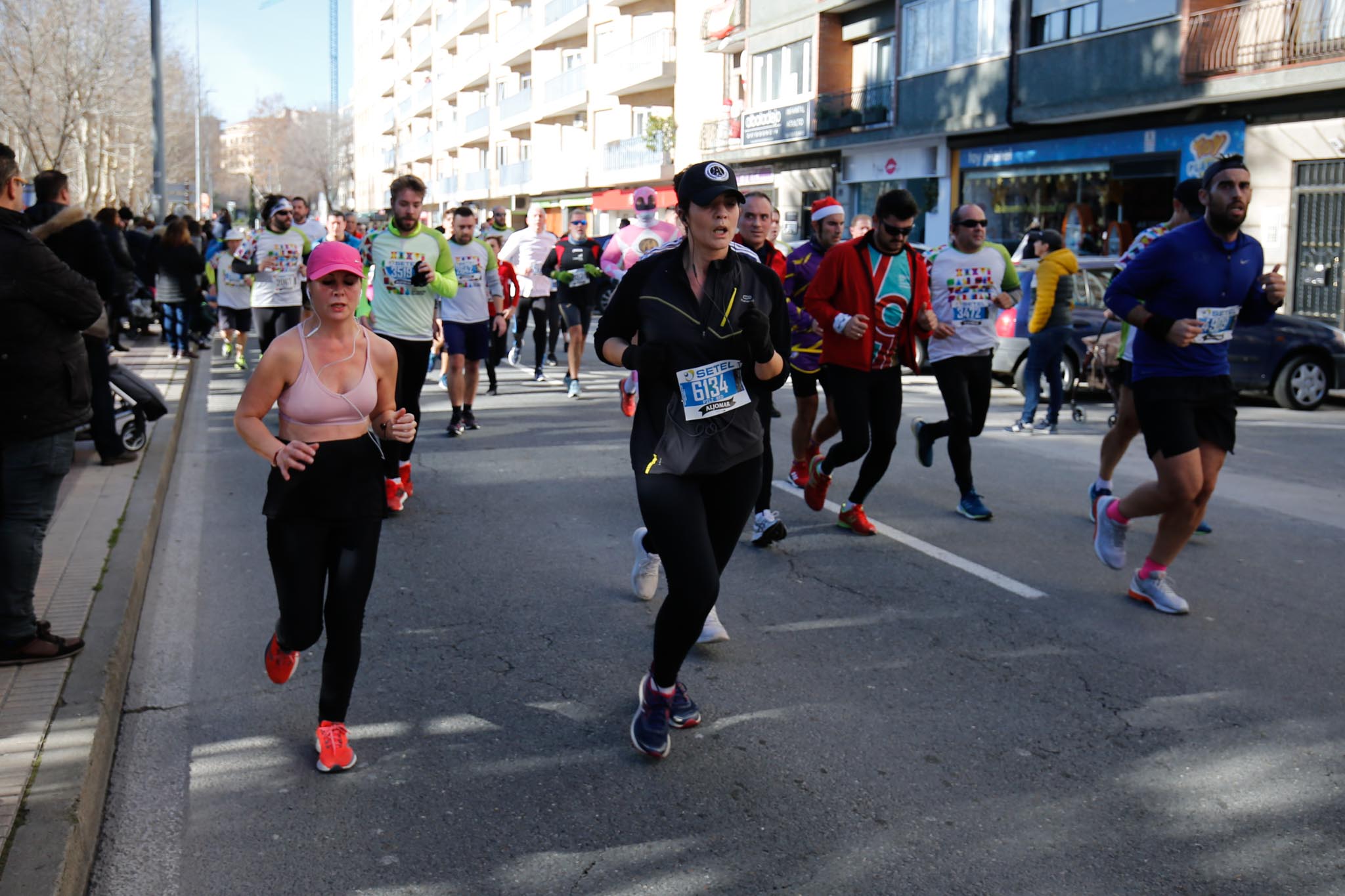 La XXXVI edición de la San Silvestre llena de color las calles de la ciudad con más de 7.700 participantes, donde los más atrevidos lucieron curiosos disfraces donde no faltaron los motivos navideños