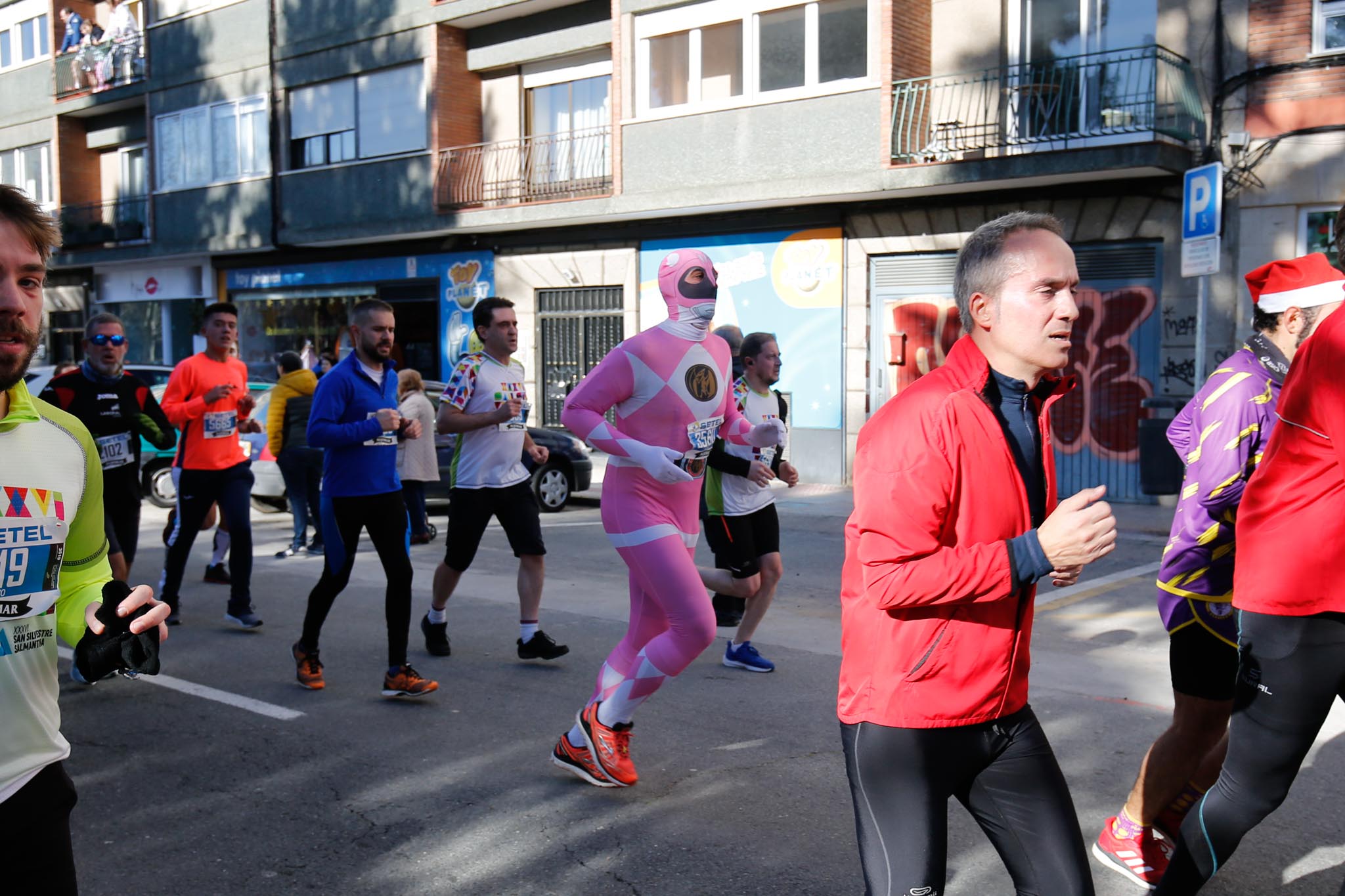 La XXXVI edición de la San Silvestre llena de color las calles de la ciudad con más de 7.700 participantes, donde los más atrevidos lucieron curiosos disfraces donde no faltaron los motivos navideños