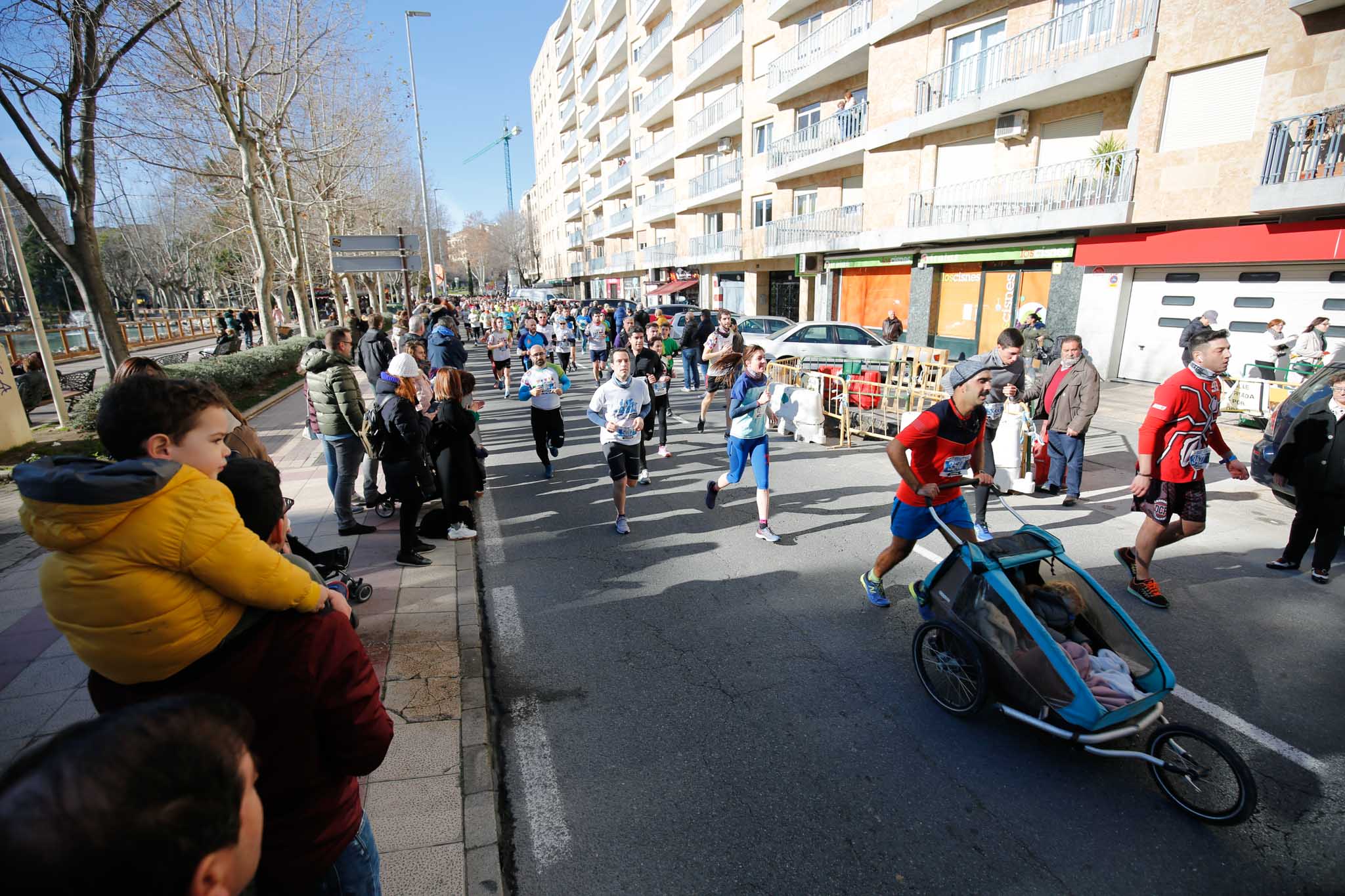 La XXXVI edición de la San Silvestre llena de color las calles de la ciudad con más de 7.700 participantes, donde los más atrevidos lucieron curiosos disfraces donde no faltaron los motivos navideños