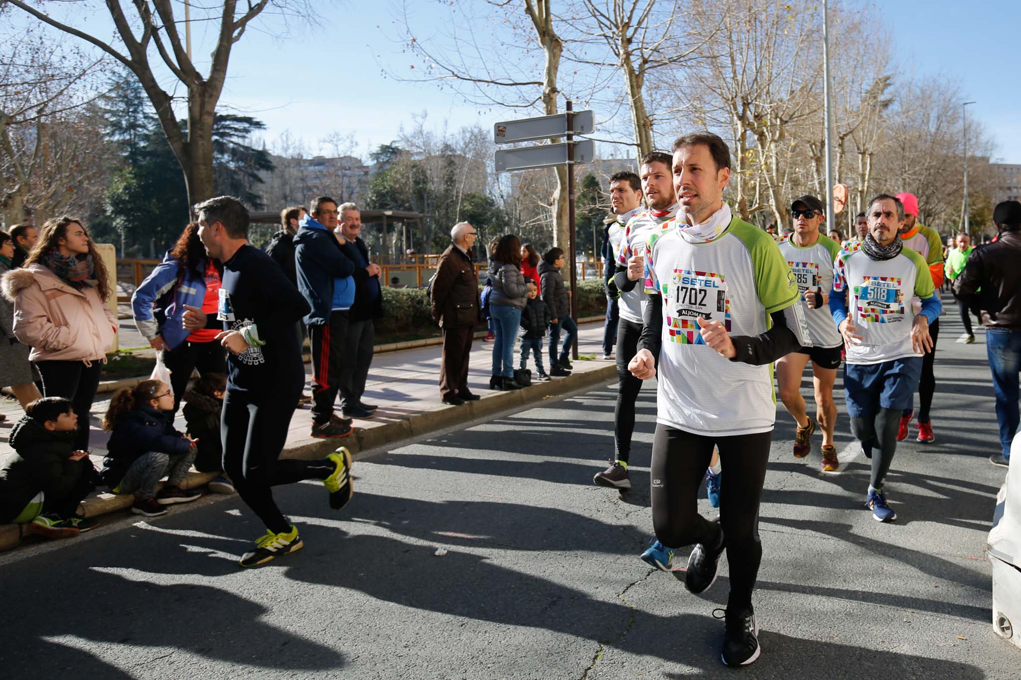 La XXXVI edición de la San Silvestre llena de color las calles de la ciudad con más de 7.700 participantes, donde los más atrevidos lucieron curiosos disfraces donde no faltaron los motivos navideños