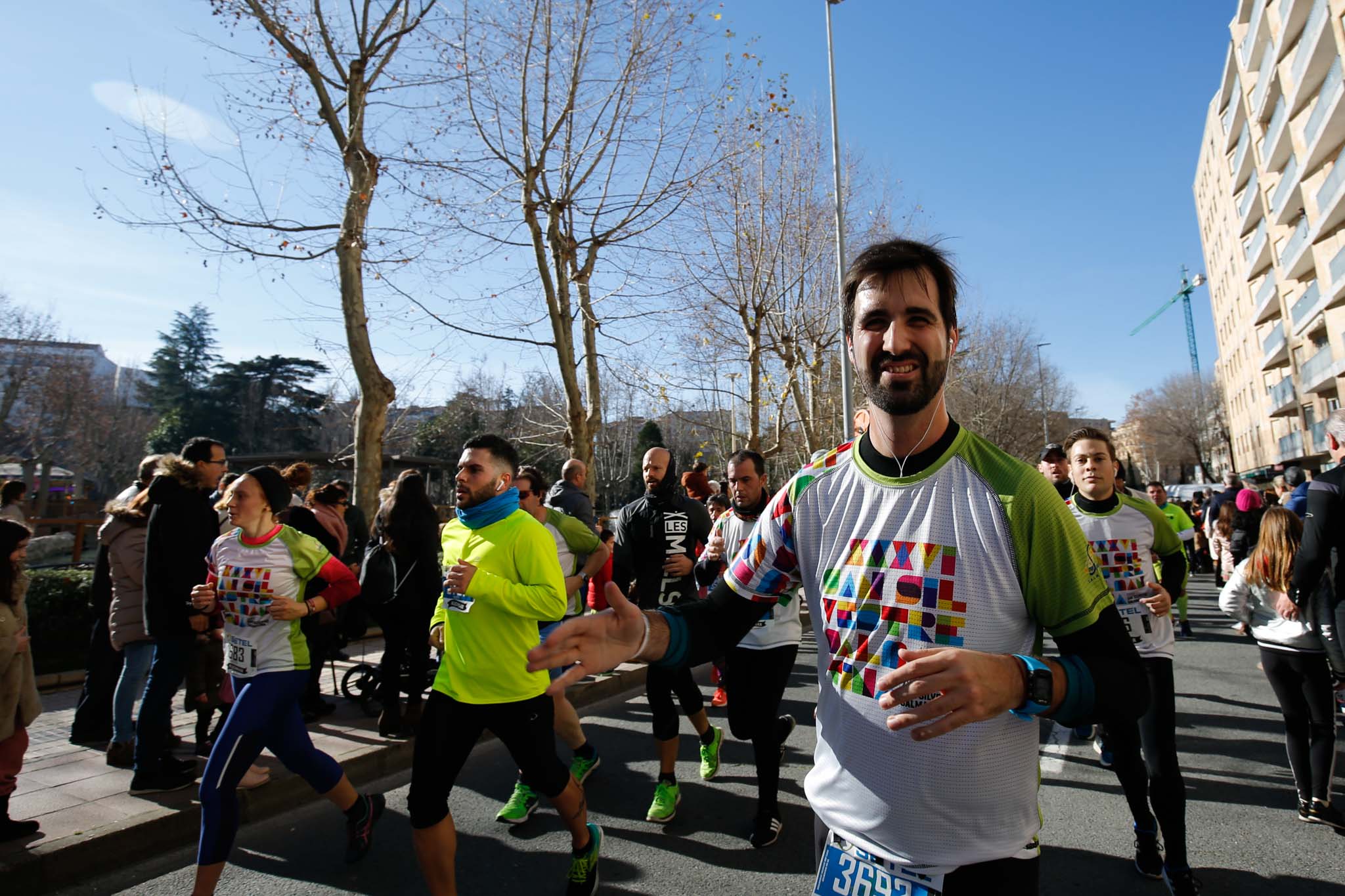 La XXXVI edición de la San Silvestre llena de color las calles de la ciudad con más de 7.700 participantes, donde los más atrevidos lucieron curiosos disfraces donde no faltaron los motivos navideños