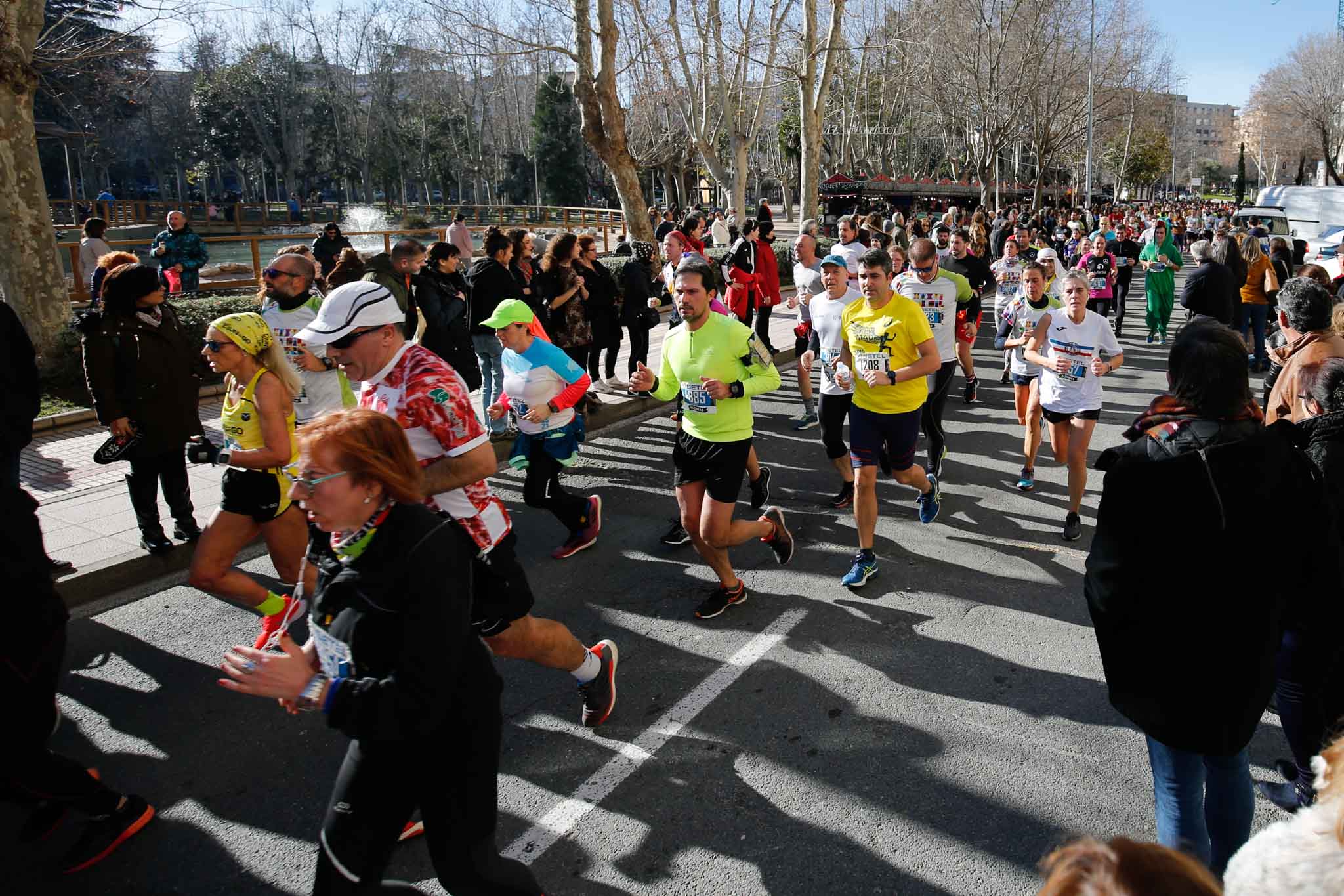 La XXXVI edición de la San Silvestre llena de color las calles de la ciudad con más de 7.700 participantes, donde los más atrevidos lucieron curiosos disfraces donde no faltaron los motivos navideños