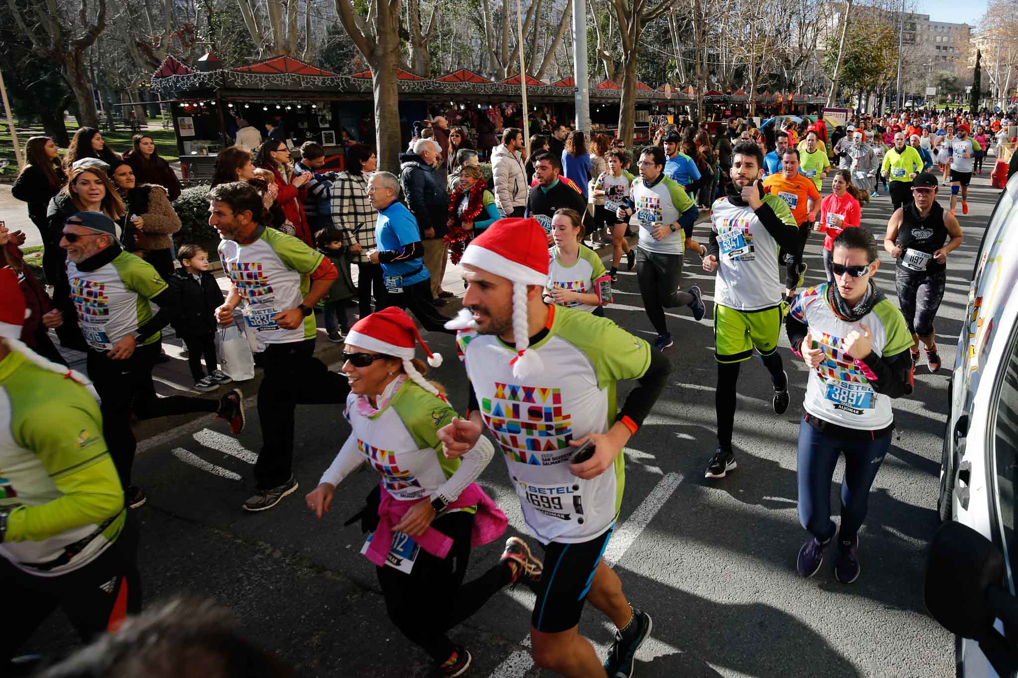 La XXXVI edición de la San Silvestre llena de color las calles de la ciudad con más de 7.700 participantes, donde los más atrevidos lucieron curiosos disfraces donde no faltaron los motivos navideños