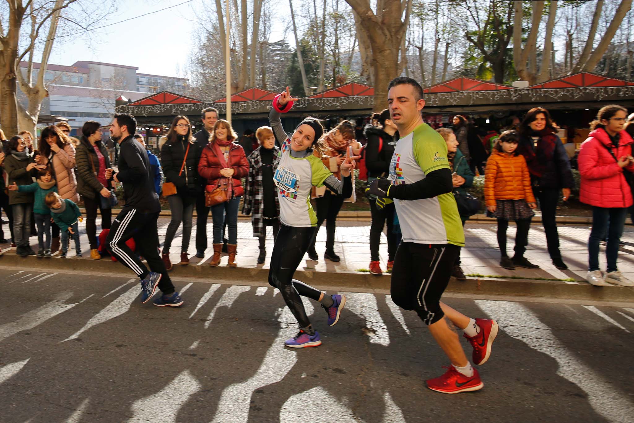 La XXXVI edición de la San Silvestre llena de color las calles de la ciudad con más de 7.700 participantes, donde los más atrevidos lucieron curiosos disfraces donde no faltaron los motivos navideños