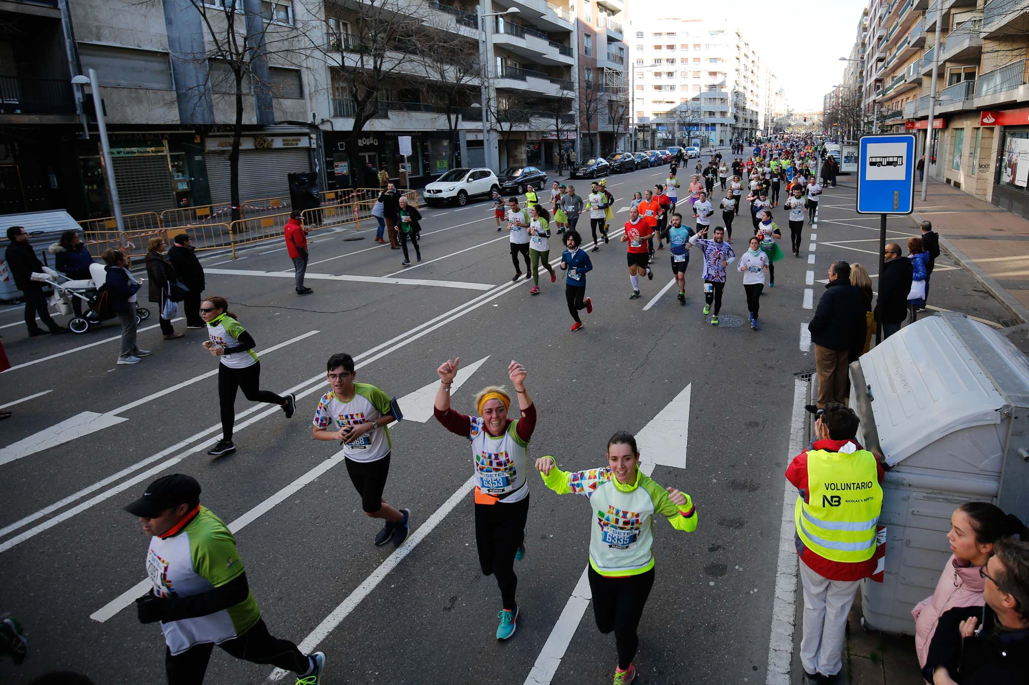 La XXXVI edición de la San Silvestre llena de color las calles de la ciudad con más de 7.700 participantes, donde los más atrevidos lucieron curiosos disfraces donde no faltaron los motivos navideños