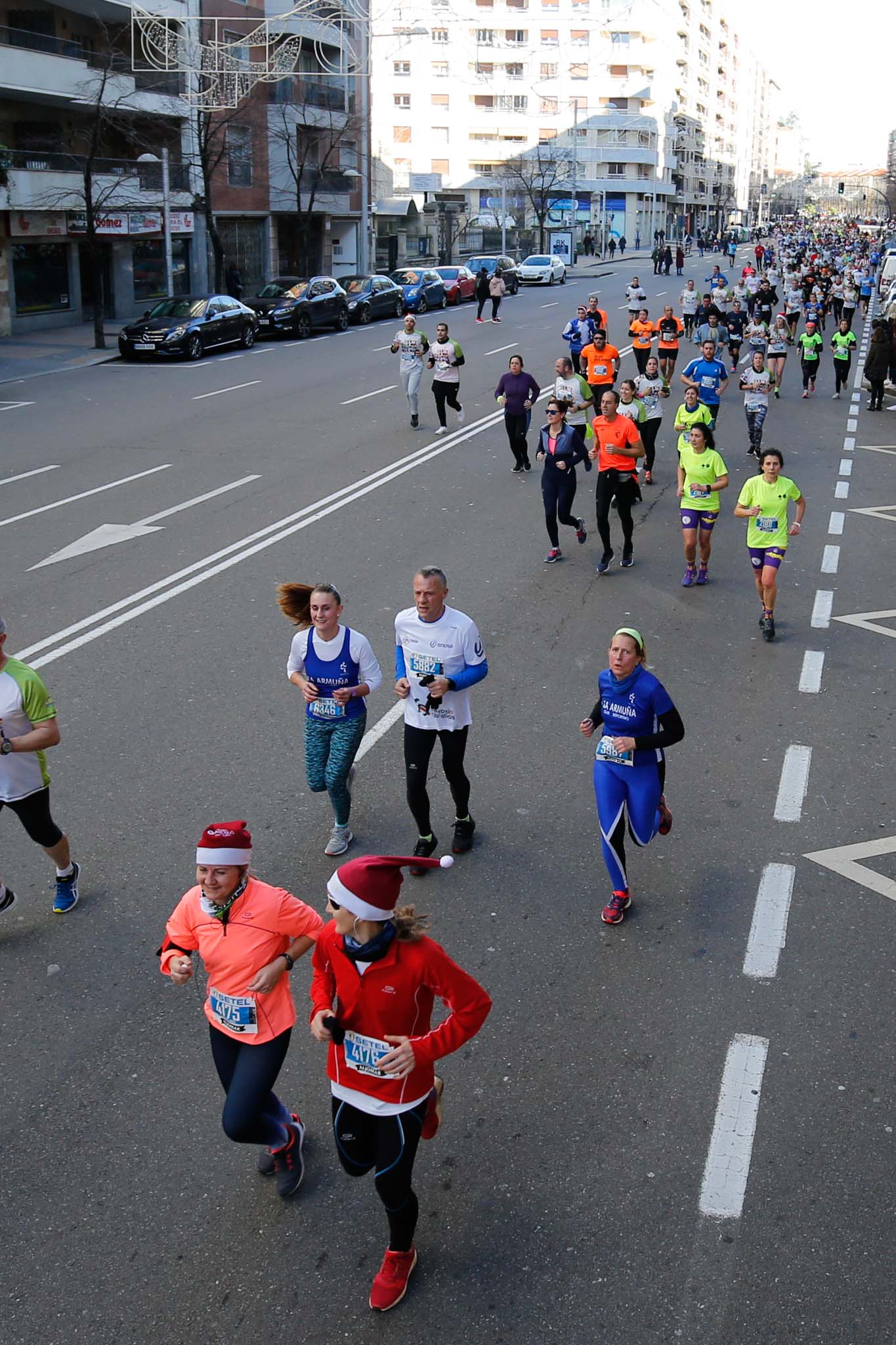 La XXXVI edición de la San Silvestre llena de color las calles de la ciudad con más de 7.700 participantes, donde los más atrevidos lucieron curiosos disfraces donde no faltaron los motivos navideños