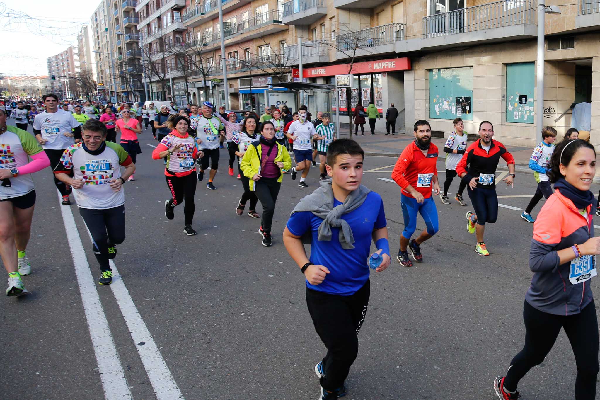 La XXXVI edición de la San Silvestre llena de color las calles de la ciudad con más de 7.700 participantes, donde los más atrevidos lucieron curiosos disfraces donde no faltaron los motivos navideños