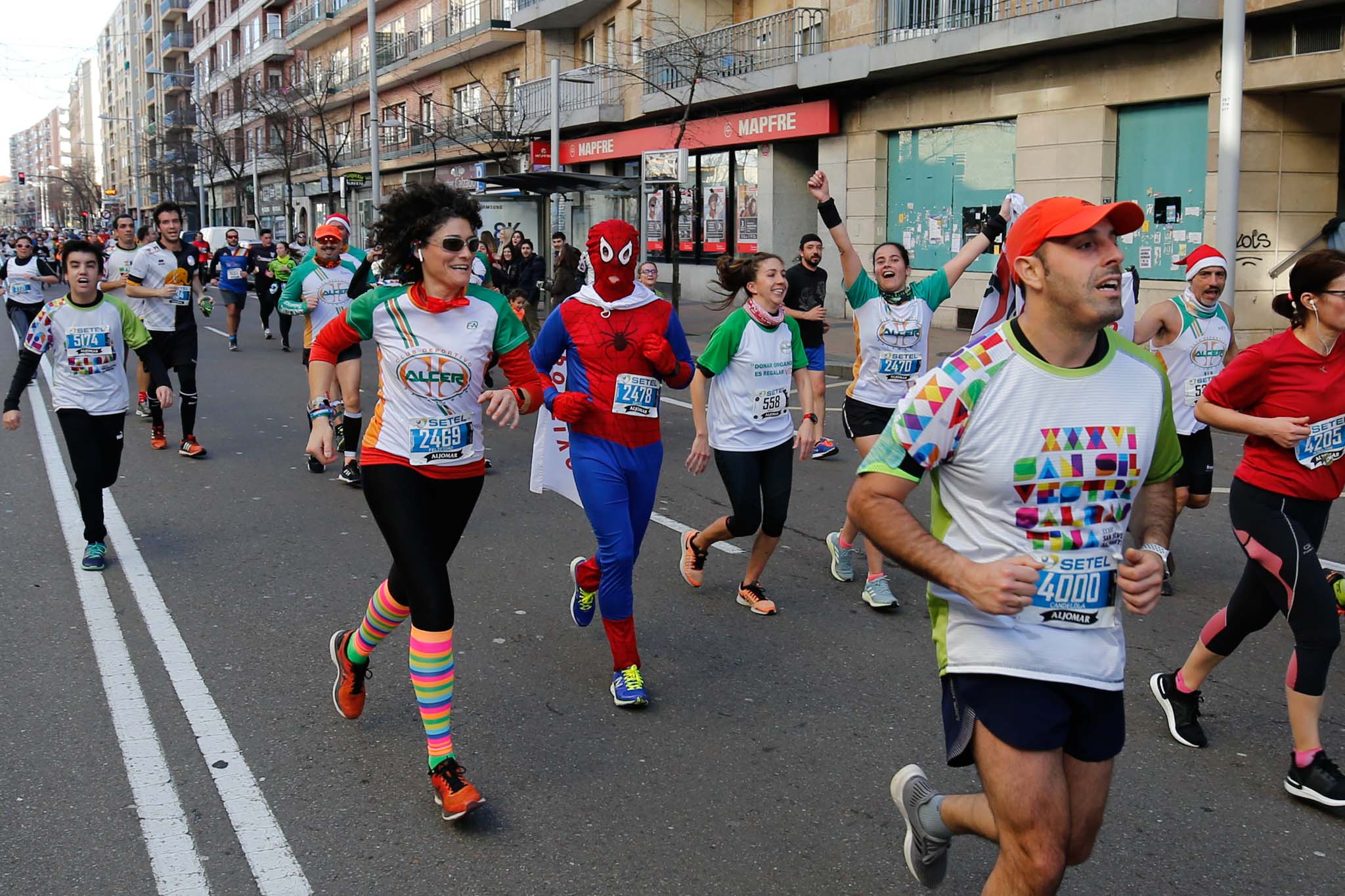 La XXXVI edición de la San Silvestre llena de color las calles de la ciudad con más de 7.700 participantes, donde los más atrevidos lucieron curiosos disfraces donde no faltaron los motivos navideños