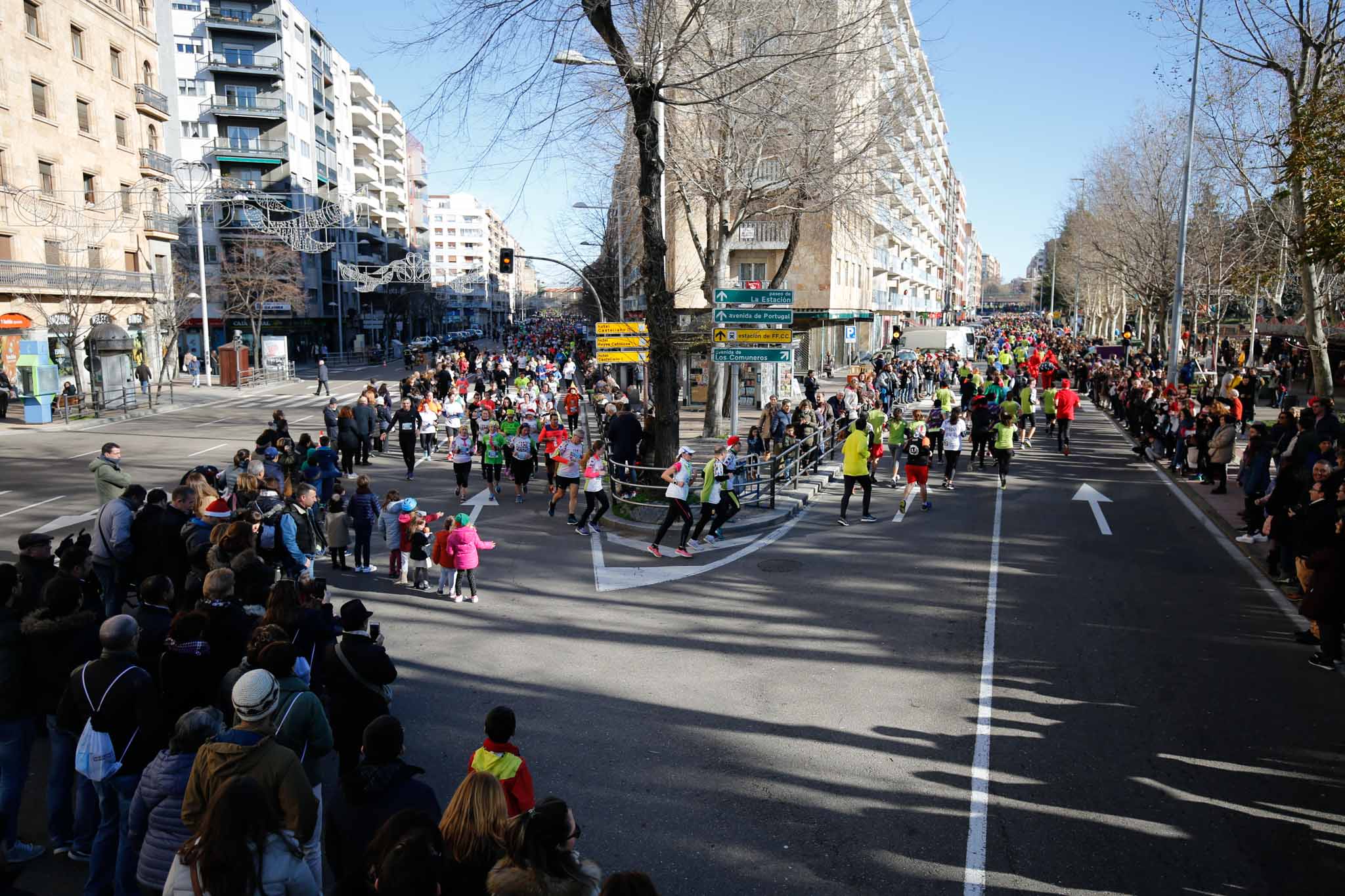 La XXXVI edición de la San Silvestre llena de color las calles de la ciudad con más de 7.700 participantes, donde los más atrevidos lucieron curiosos disfraces donde no faltaron los motivos navideños